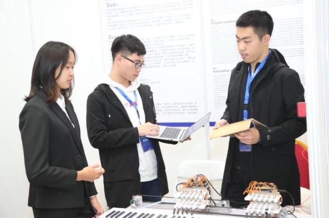 北航永利yl23411官网学生韩腾飞,带来其团队研发的会弹钢琴的机械手。(中关村管委会供图)