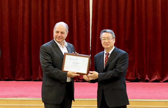 副校长黄海军教授向科赛院士颁发北航客座教授聘书